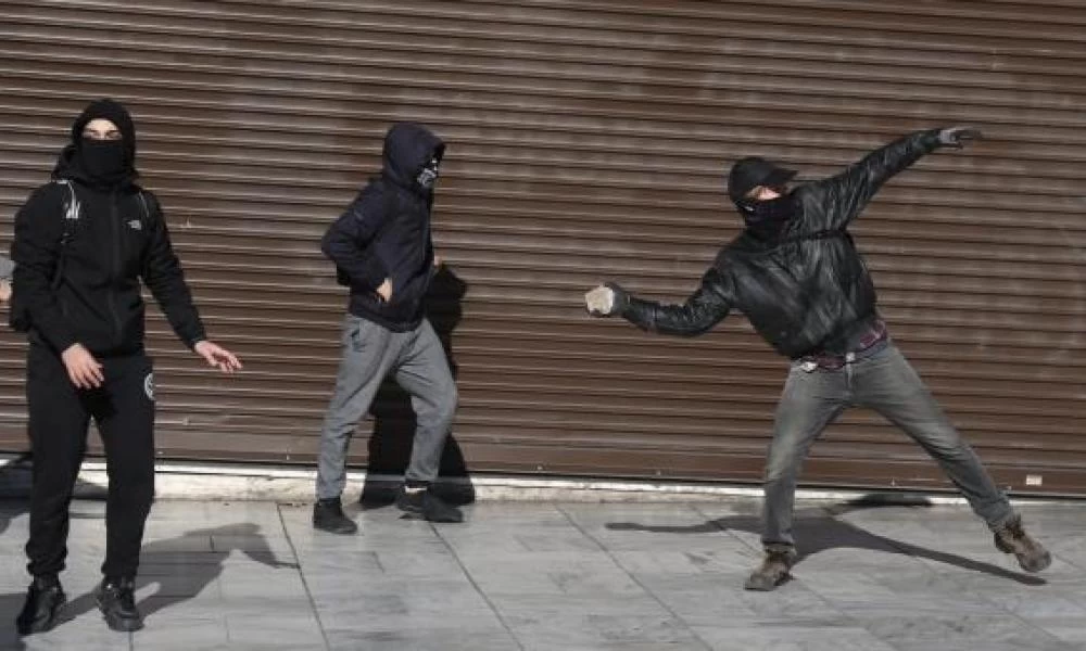 Θεσσαλονίκη: Κουκουλοφόροι προπηλάκισαν αστυνομικούς